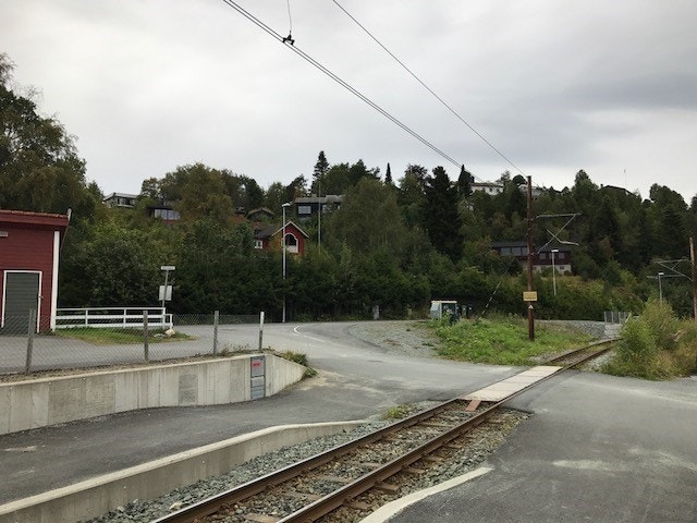 Like ved huset finner du trikekholdeplass, med hyppige avganger opp til Byåsen og ned til byen. Galleribilde