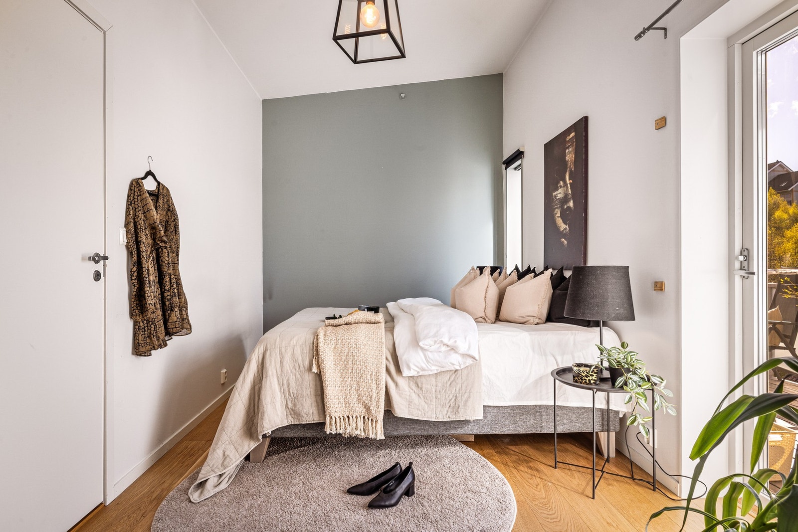- Lyst og innbydende soverom med store vindusflater som slipper inn rikelig med naturlig lys - Galleribilde