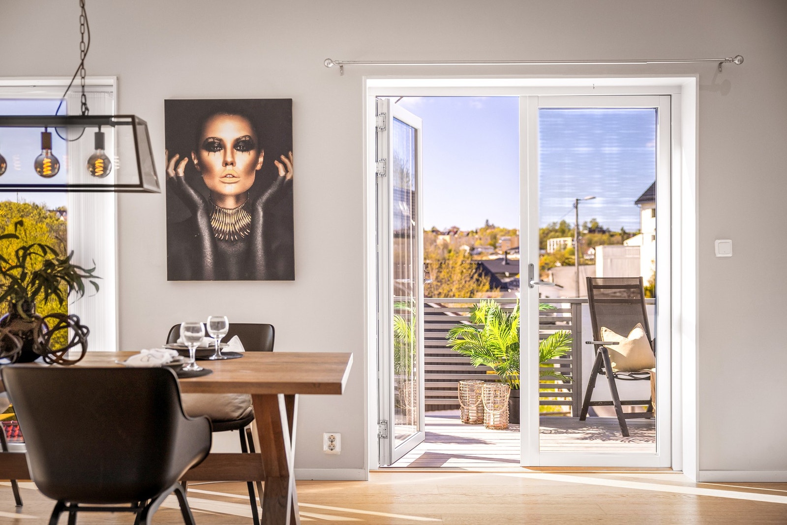 - Fra stuen er det utgang til en terrasse på hele 19 kvm - Galleribilde