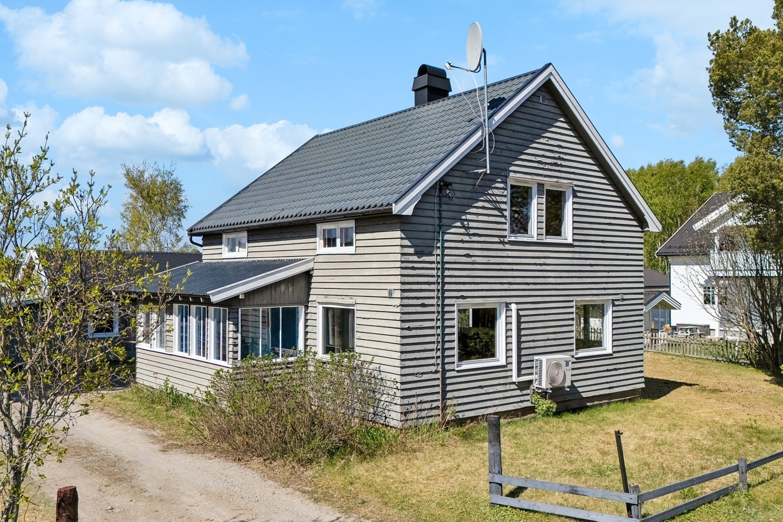 Eiendommen er tilknyttet offentlig vann og avløp via private stikkledninger. Galleribilde