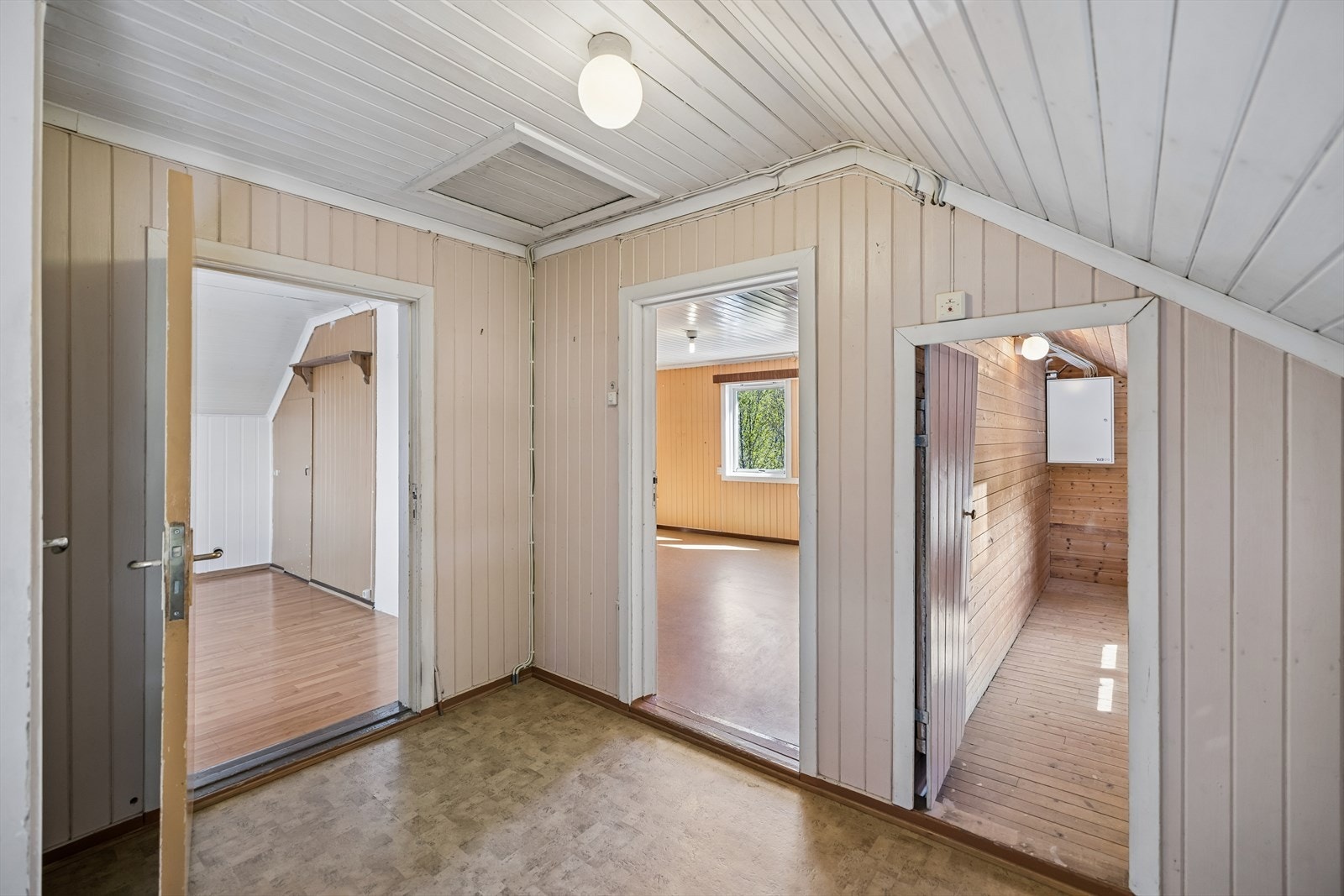 Herfra når du etasjens to soverom og en bod. Galleribilde