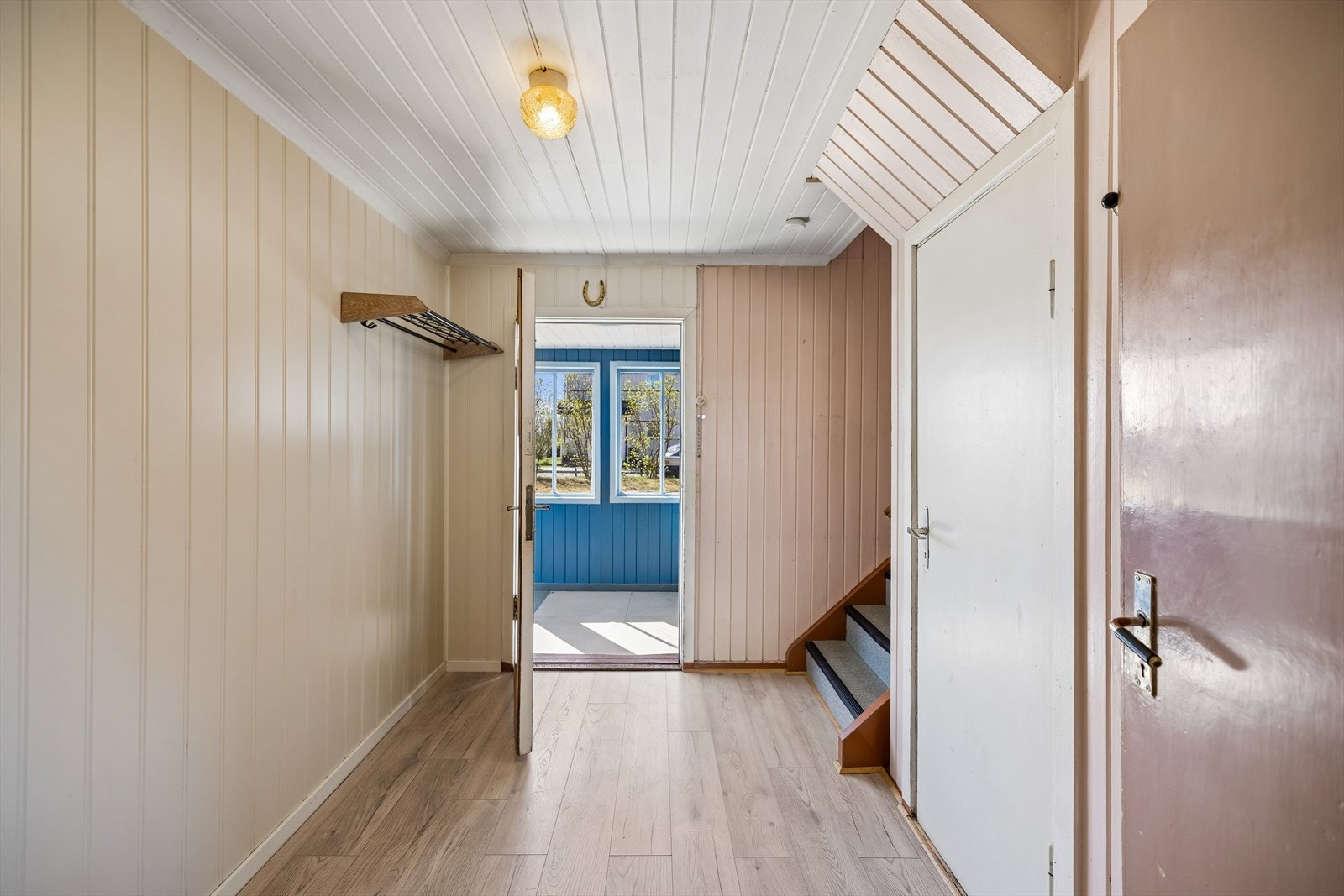 Fra gangen er det adkomst til boligens oppholdsrom og trapp til loftsetasjen. Galleribilde