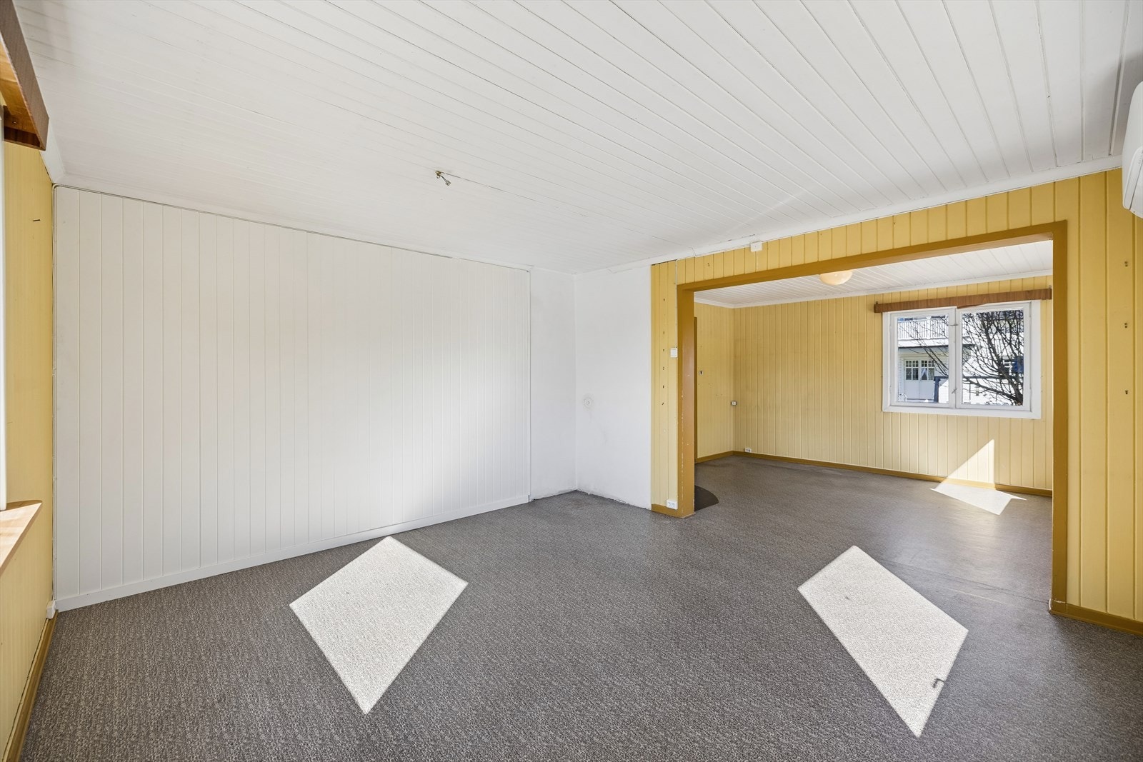Stuen er delt i to soner, noe som gir fleksibilitet i møbleringen. Galleribilde