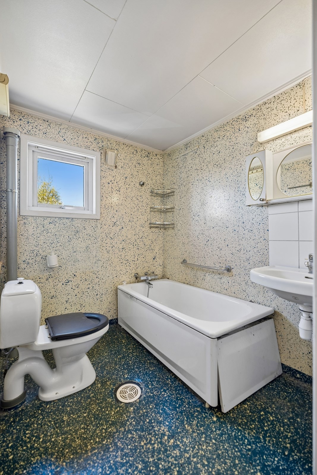 Badet i loftsetasjen er utstyrt med toalett, servant og badekar. Galleribilde