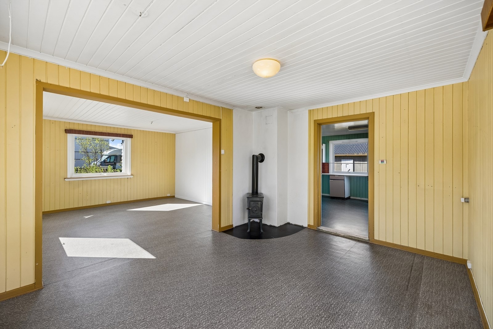 Stuen har en vedovn tilkoblet mursteinspipe, som gir god varme på kalde dager. Galleribilde