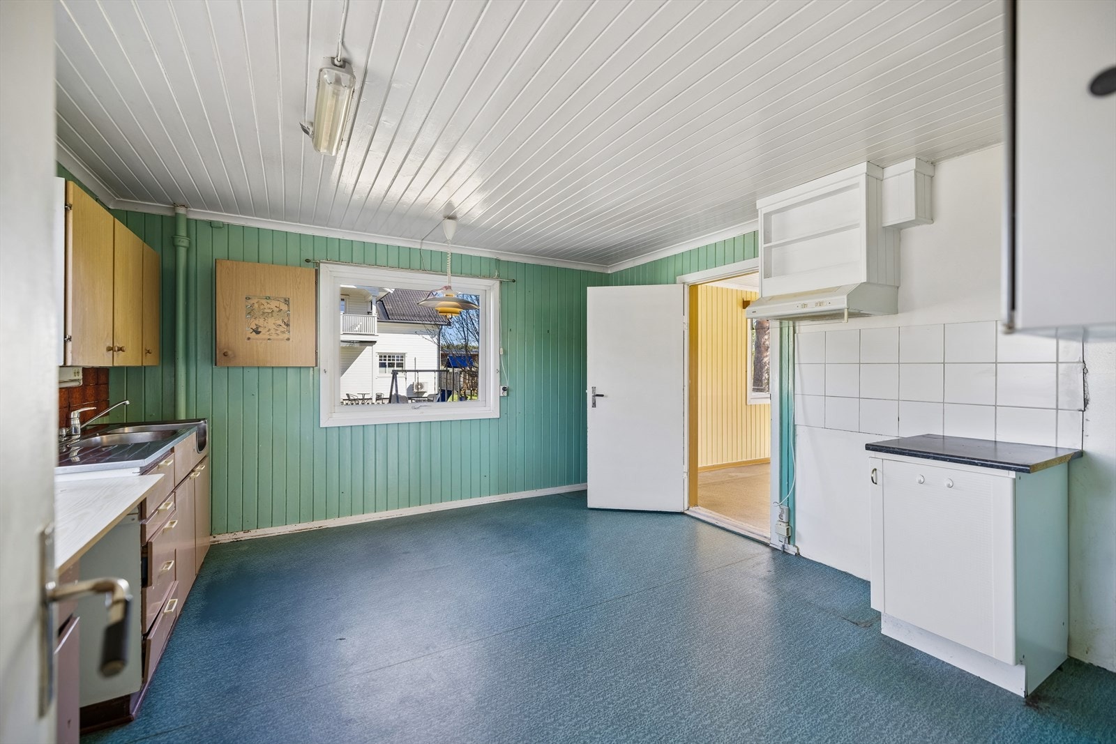 Innredningen har glatte fronter og kjøkkenventilator med avtrekk ut. Galleribilde