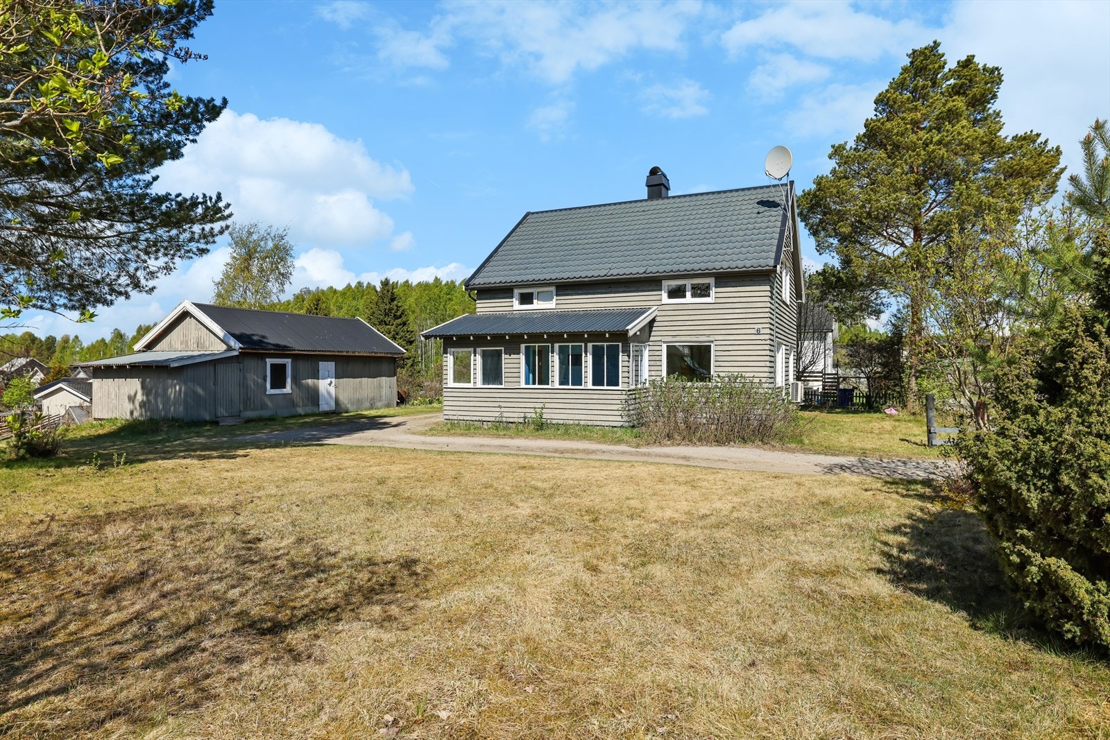 Enebolig med separat anneks og garasje på en romslig tomt. Eiendommen byr på mange muligheter. Galleribilde