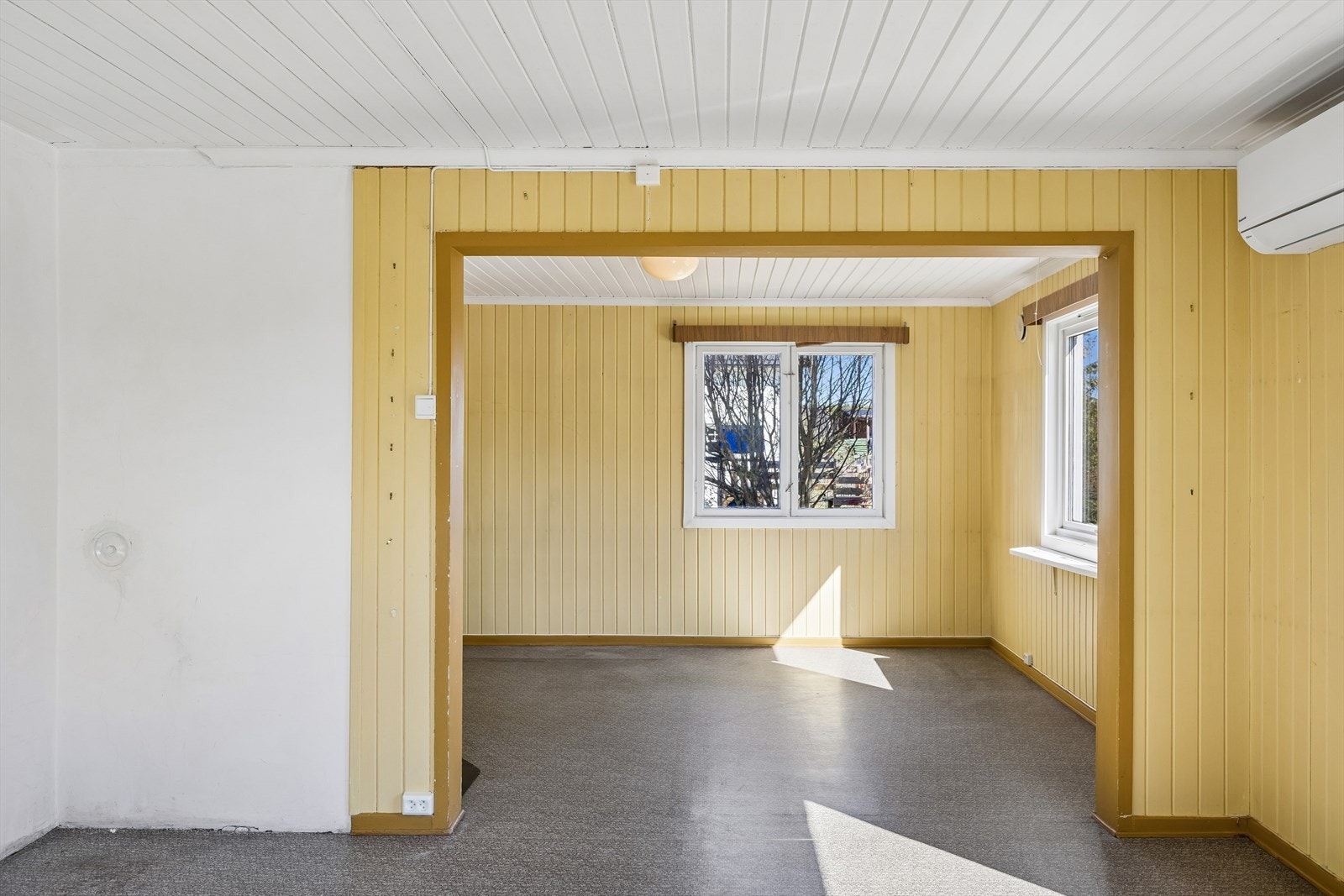 Overflatene består av belegg på gulv og en kombinasjon av malte og umalte paneler på veggene. Galleribilde