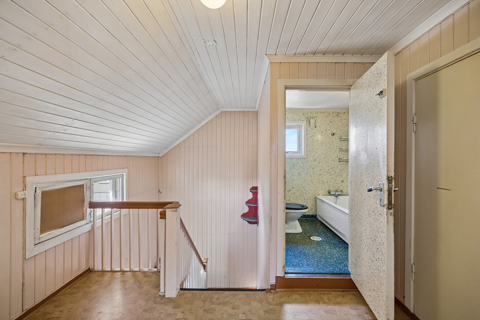 Gang i loftsetasjen med adkomst til badet. Galleribilde