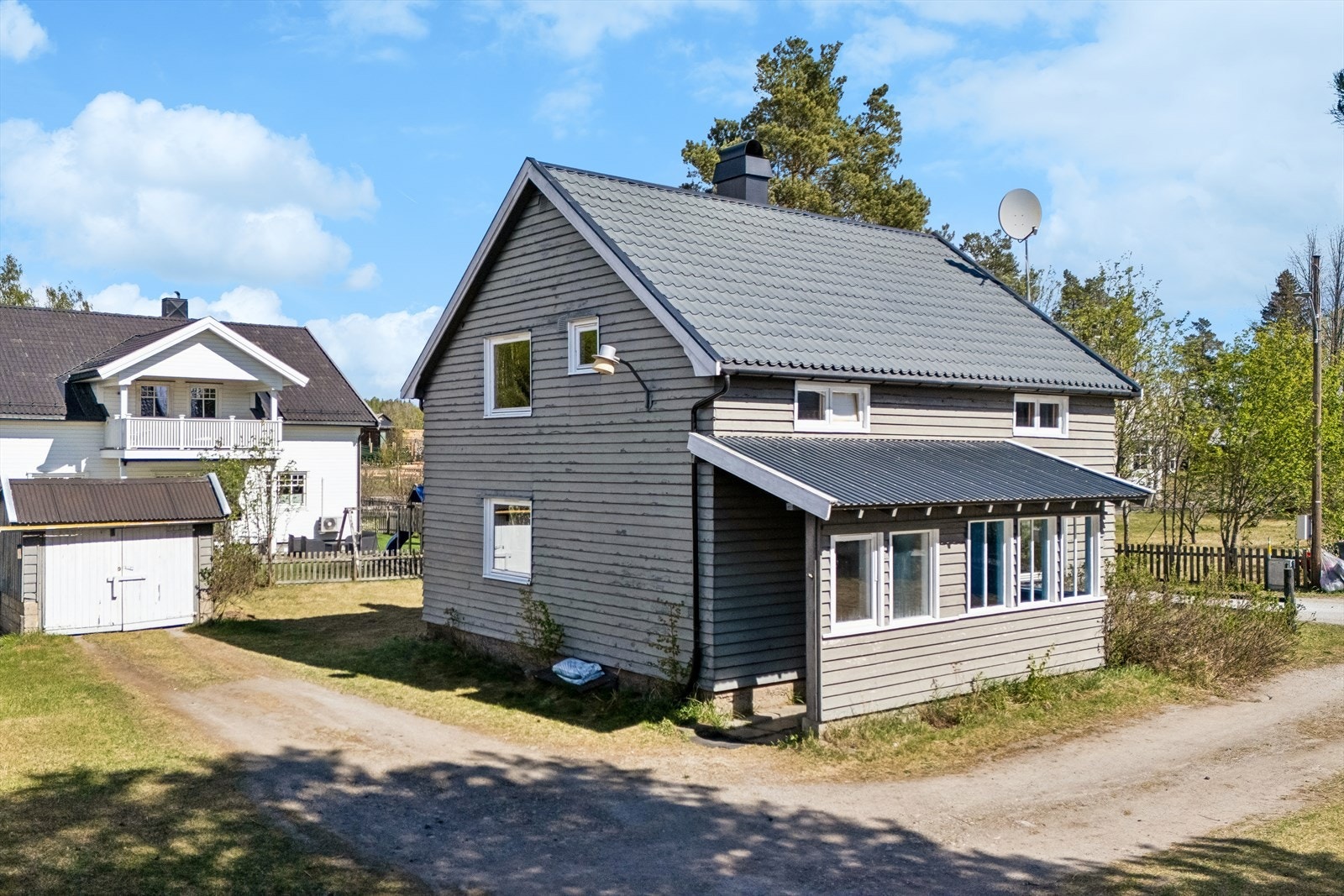 Fasaden har liggende bordkledning, og taket er tekket med steinbelagte stålplater. Galleribilde