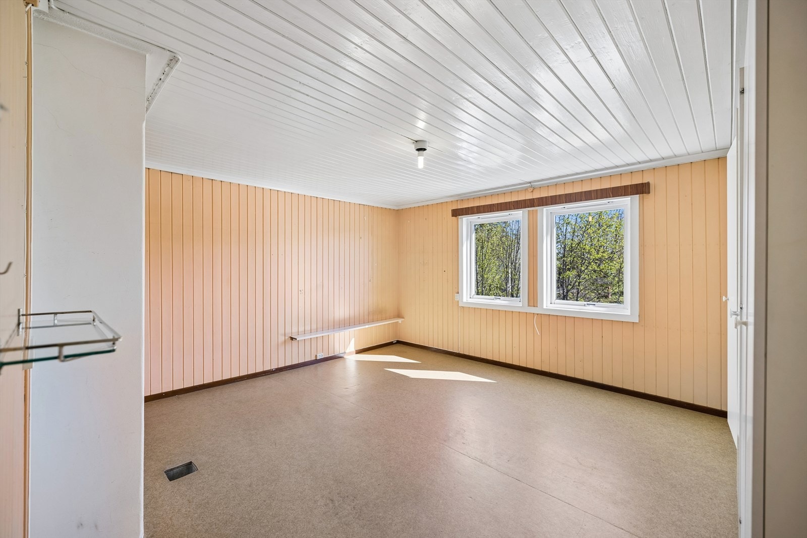 Rommet har er romslig og innredet med garderobeskap. Galleribilde
