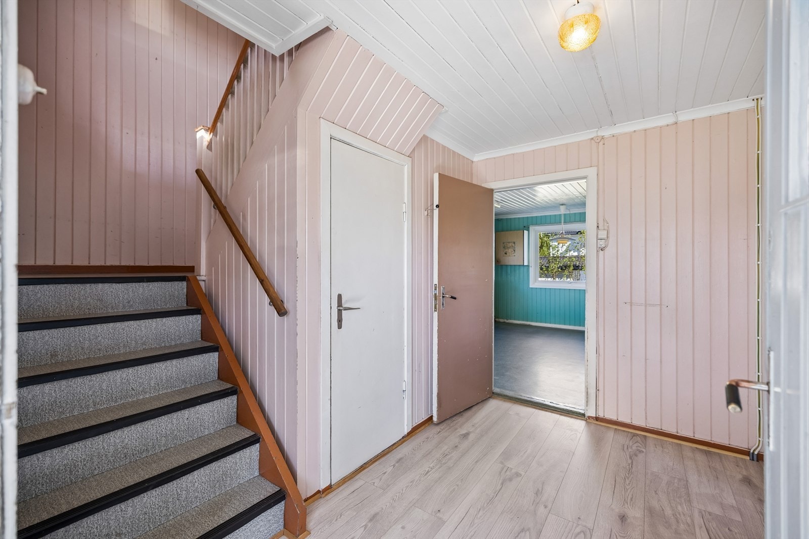 En malt tretrapp forbinder første etasje med loftsetasjen. Galleribilde