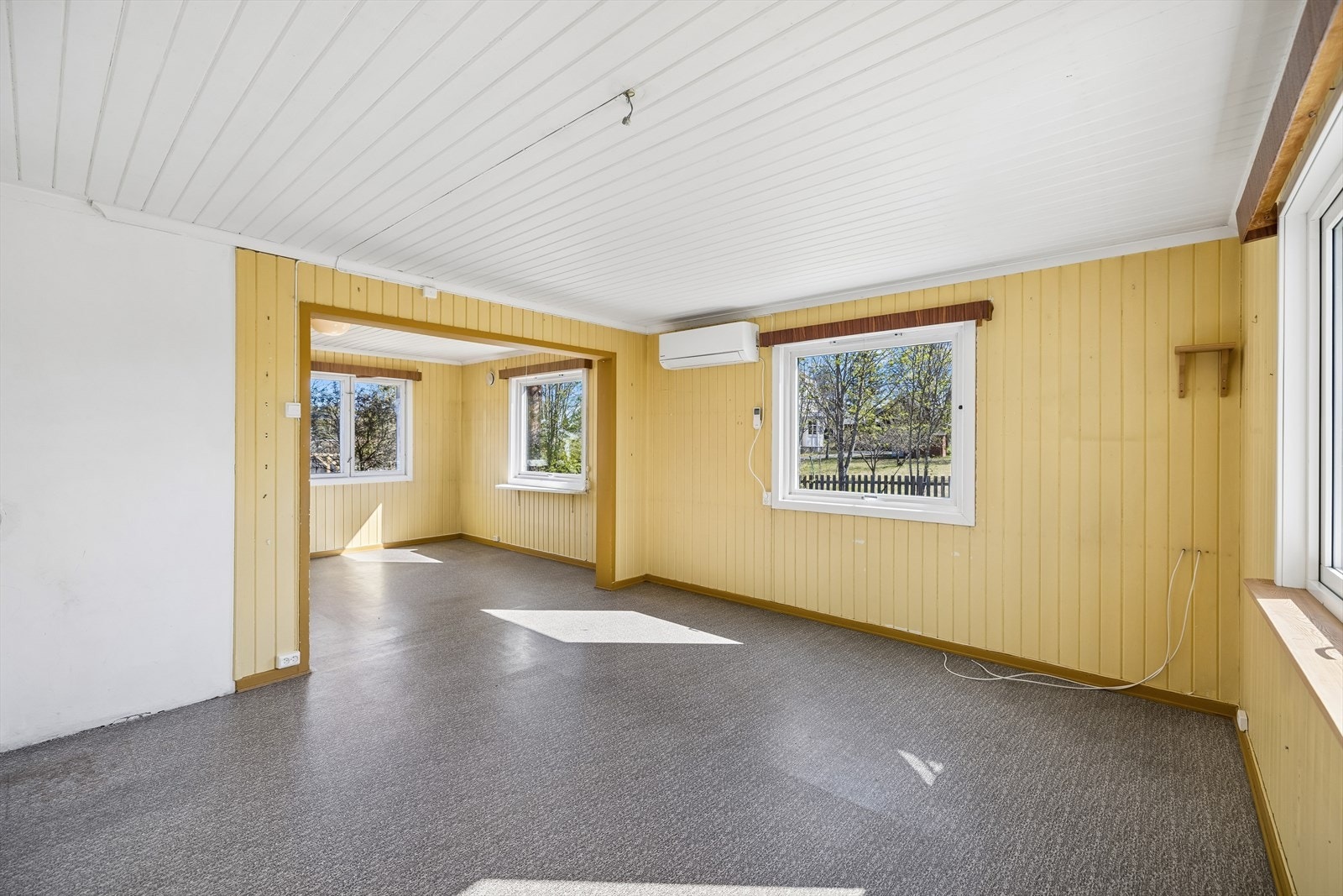 I tillegg til vedfyring, har boligen en luft-til-luft-varmepumpe fra 2020. Galleribilde