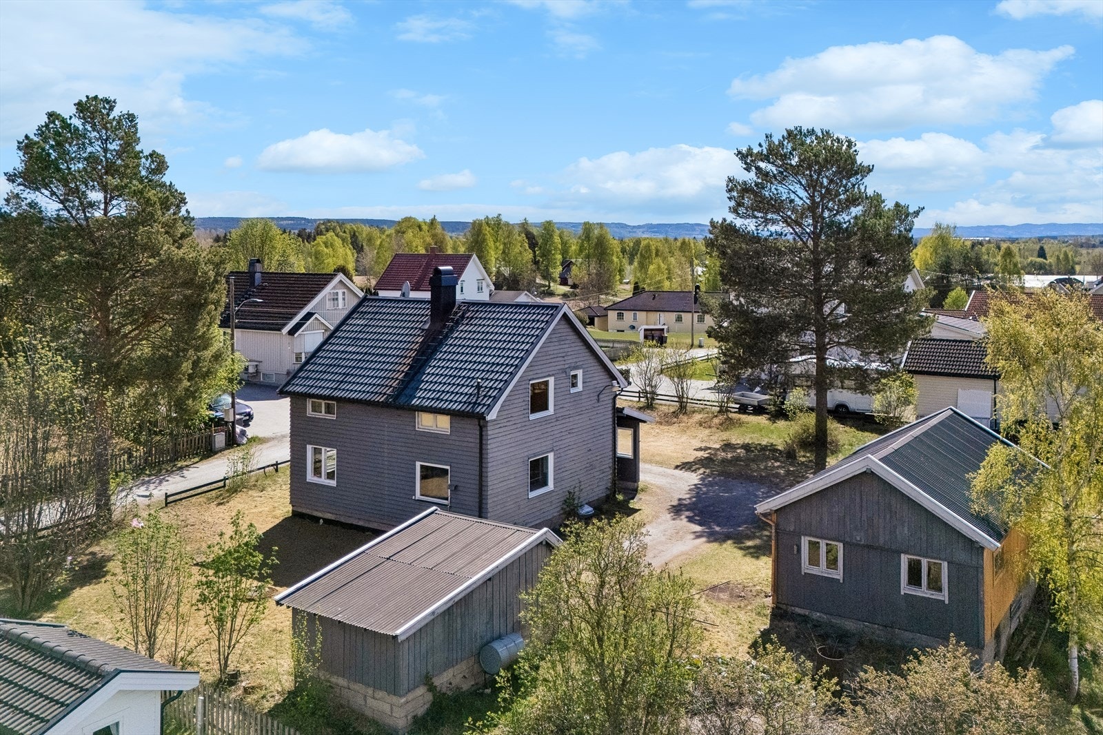 Eiendommen ligger i et etablert og rolig nabolag i Stange, med kort vei til skoler, butikker og turområder. Galleribilde