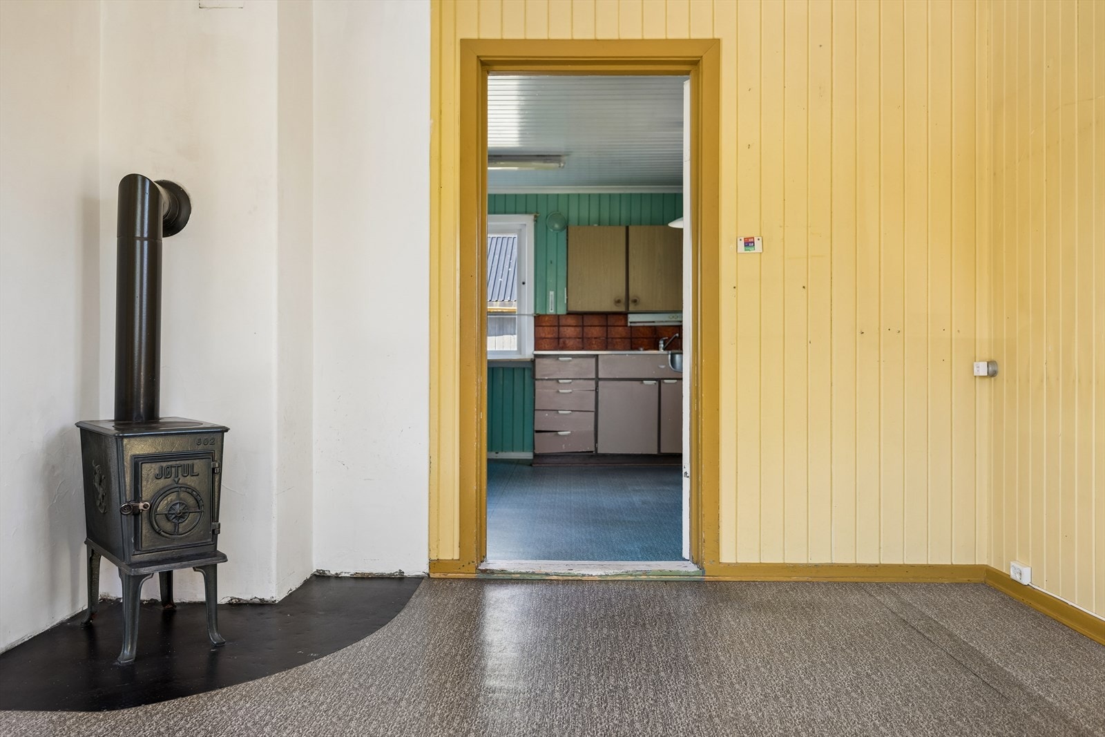 Fra stuen er det enkel adkomst til kjøkkenet. Galleribilde
