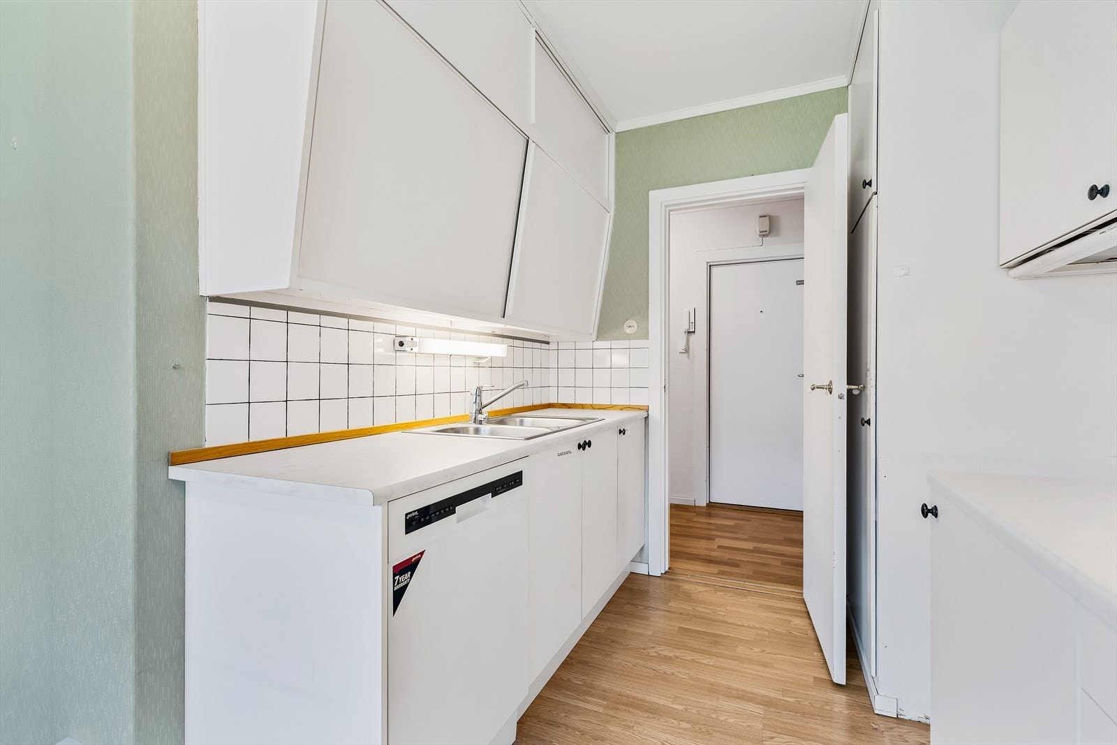 Opplegg for oppvaskmaskin i benken. Galleribilde