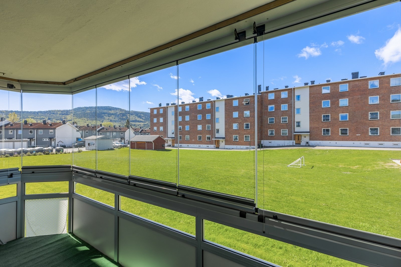 Leiligheten ligger ut mot vest og åpent fellesområde med hage. Mye luft foran med god plass til neste blokk. Galleribilde