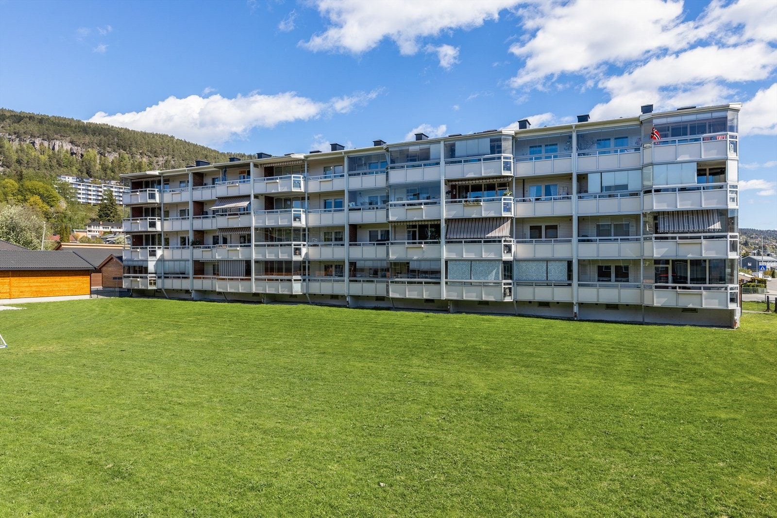 Leiligheten ligger i høy 1. etasje vendt mot vest og ut mot stor og fin felles hage. Galleribilde