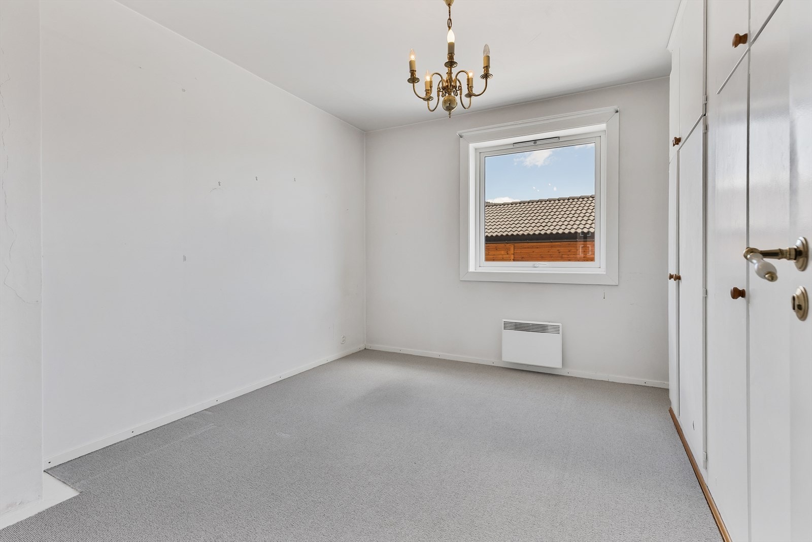 Leiligheten har to soverom, hvorav hovedsoverommet har plassbygd garderobeskap. Galleribilde