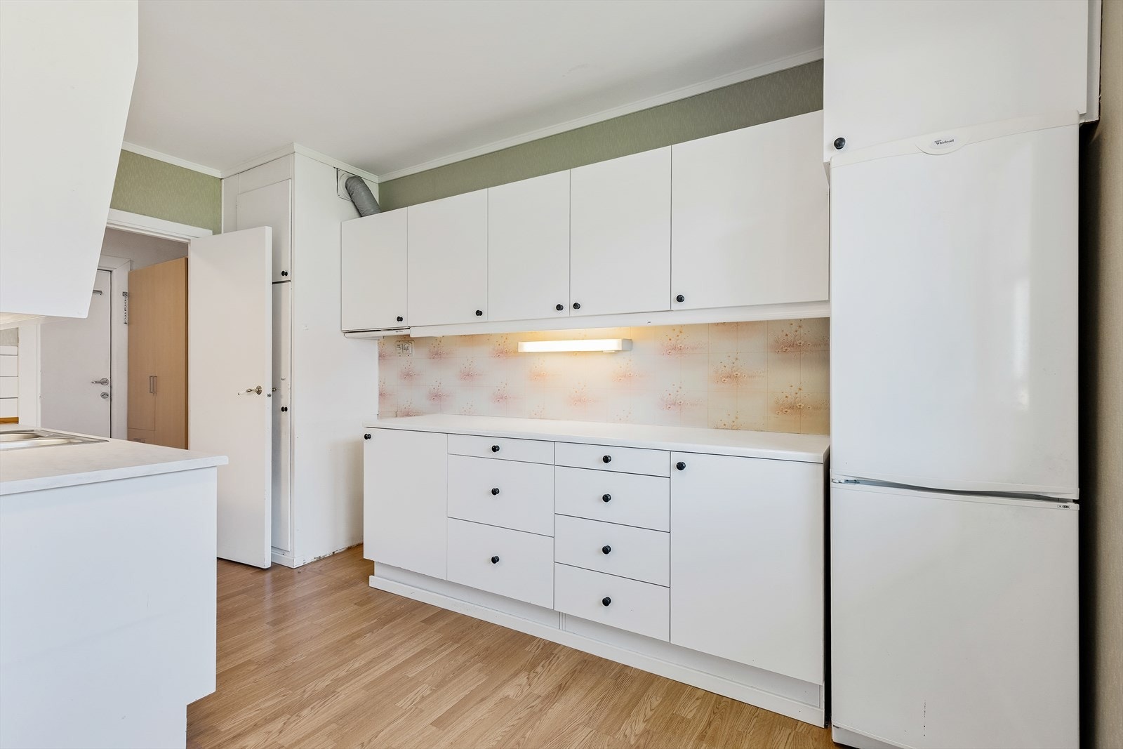 Kjøkkenet har eldre, slett innredning med laminat benk og plass til hvitevarer. Galleribilde