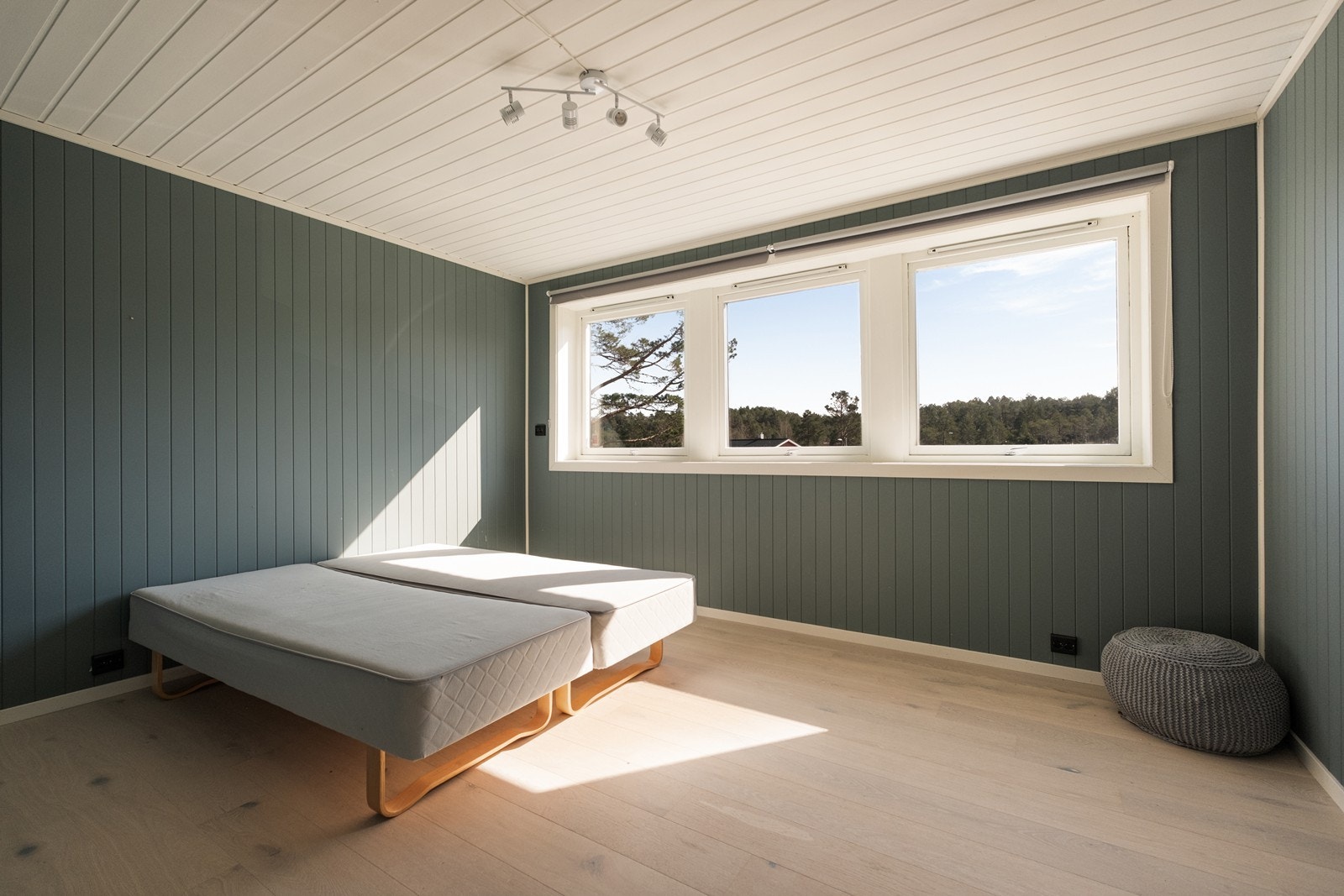 Det som i byggtegningen er inntegnet som "disponibelt" er innredet og brukt som soverom. (Se punkt om "Ferdigattest/ brukstillatelse" i salgsoppgaven om lovlighet) Galleribilde