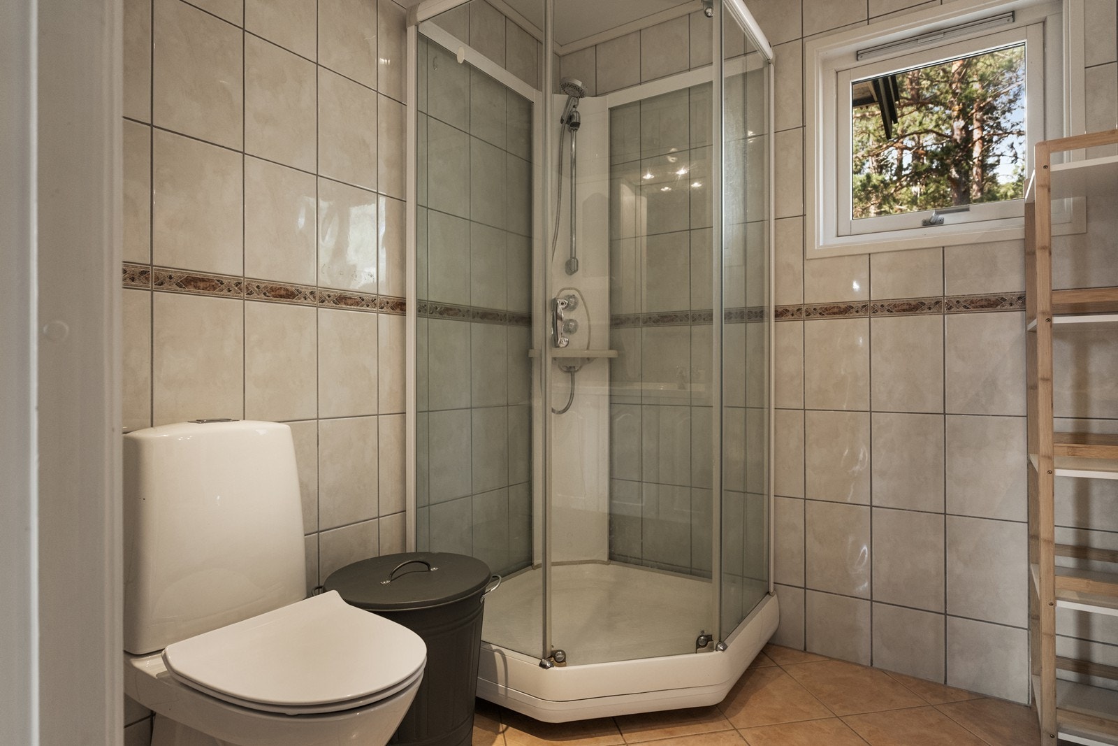 Videre har badet gulvmontert toalett Galleribilde