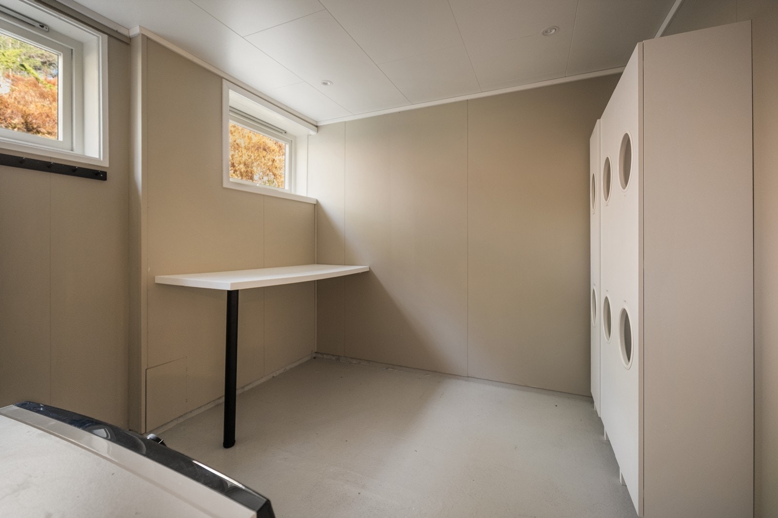 Vaskerommet er utvidet, og man har god plass til sortering av vasketøy. (Se under punkt om "Ferdigattest/ brukstillatelse" i salgsoppgaven om lovlighet ift ombygging av vaskerom) Galleribilde