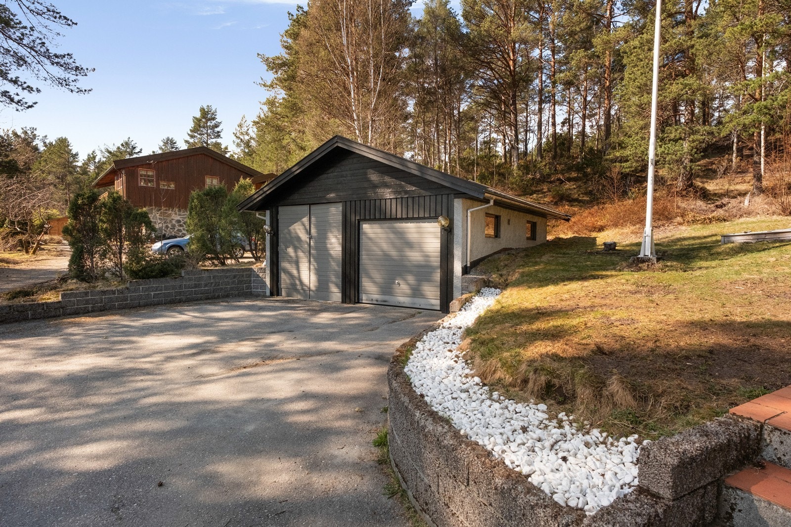 God plass til parkering i garasje og på egen gårdsplass Galleribilde