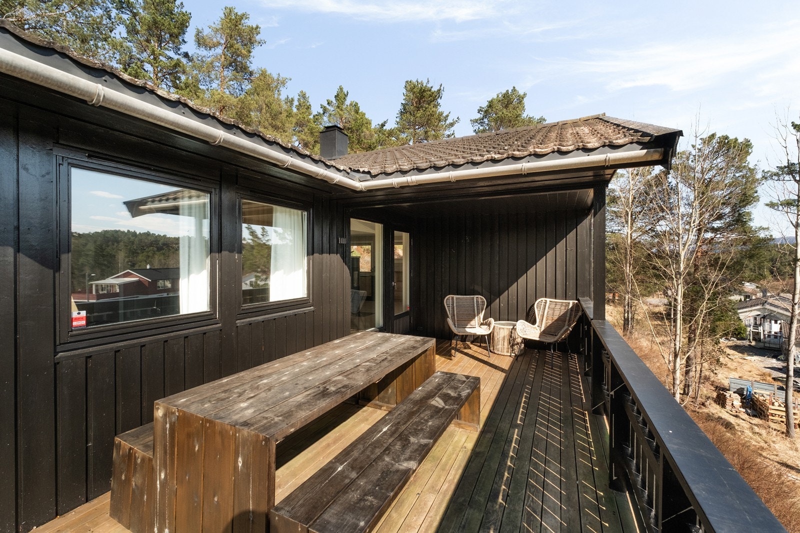 Verandaen er sørvendt og har god plass til møblering. Galleribilde