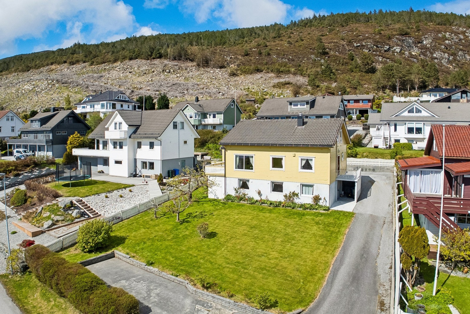 Flott og solrik tomt beliggende i et veletablert boligområde på Kvalsund. Galleribilde