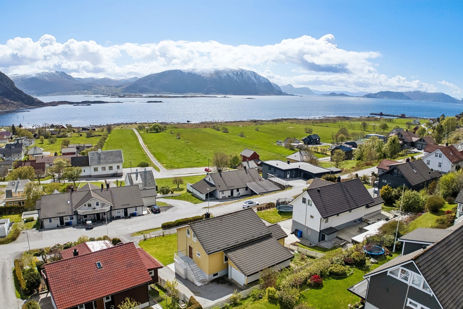 Man har en fantastisk og fri utsikt over fjorden og de nærtliggende fjellene Galleribilde