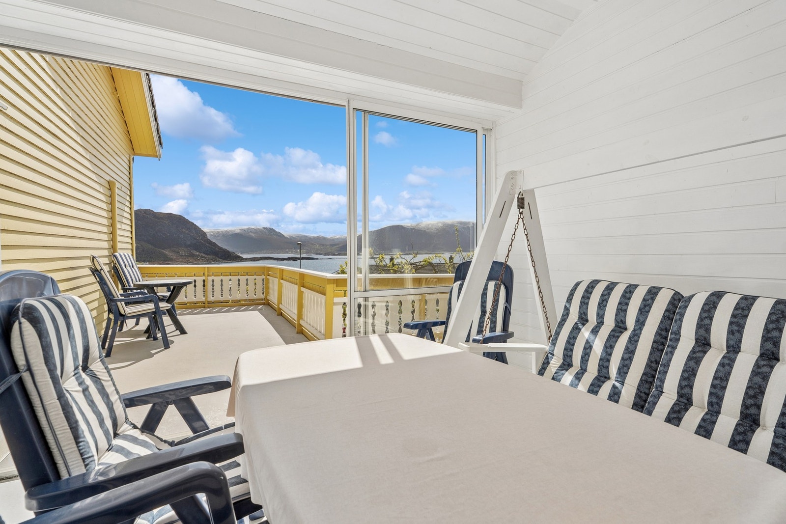 Romslig utestue som forlenger sommersesongen! Galleribilde
