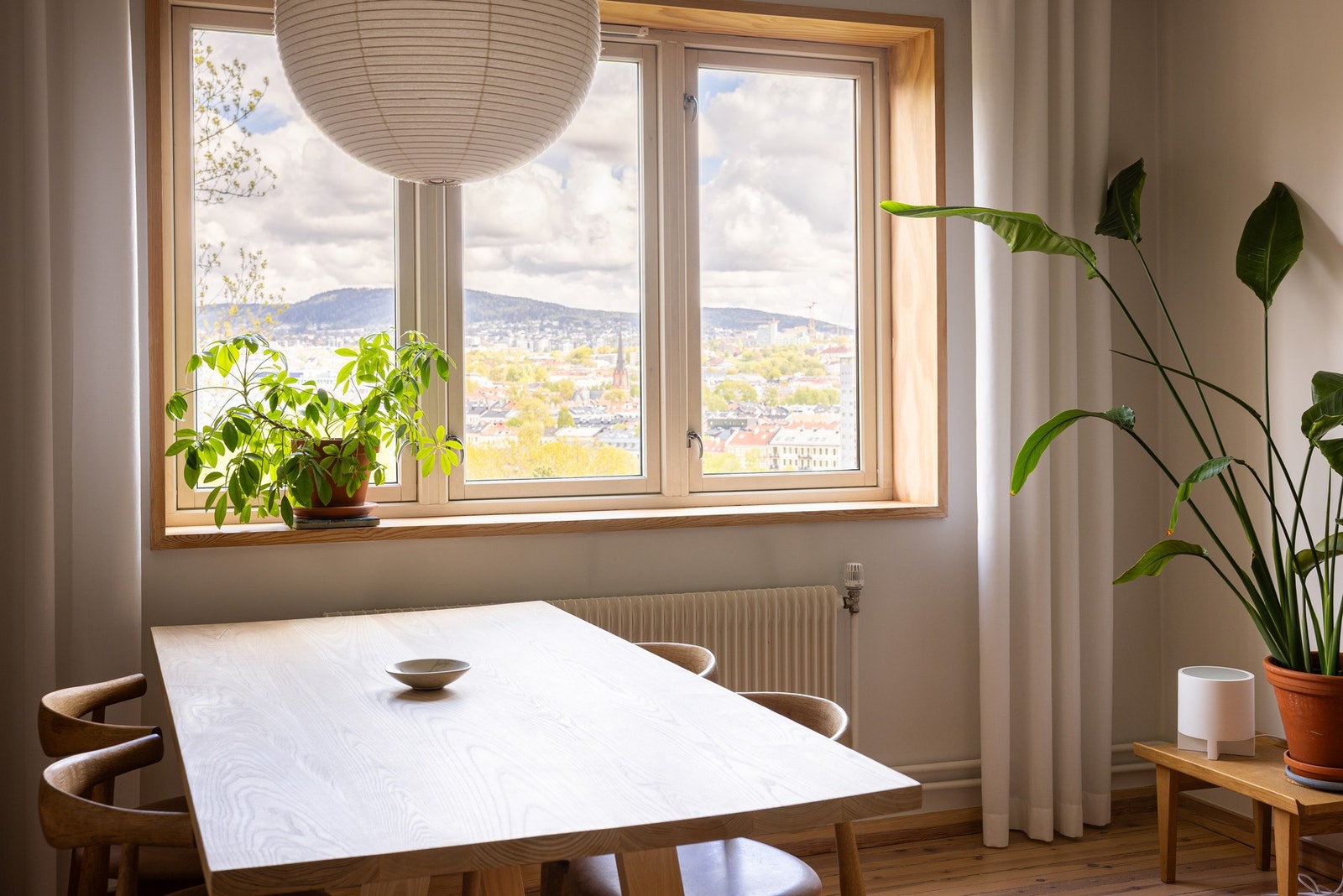 Morgensolen kommer inn i stuen, før solen senere treffer balkong og hovedsoverommet, og blir liggende der til ut på ettermiddagen. Galleribilde