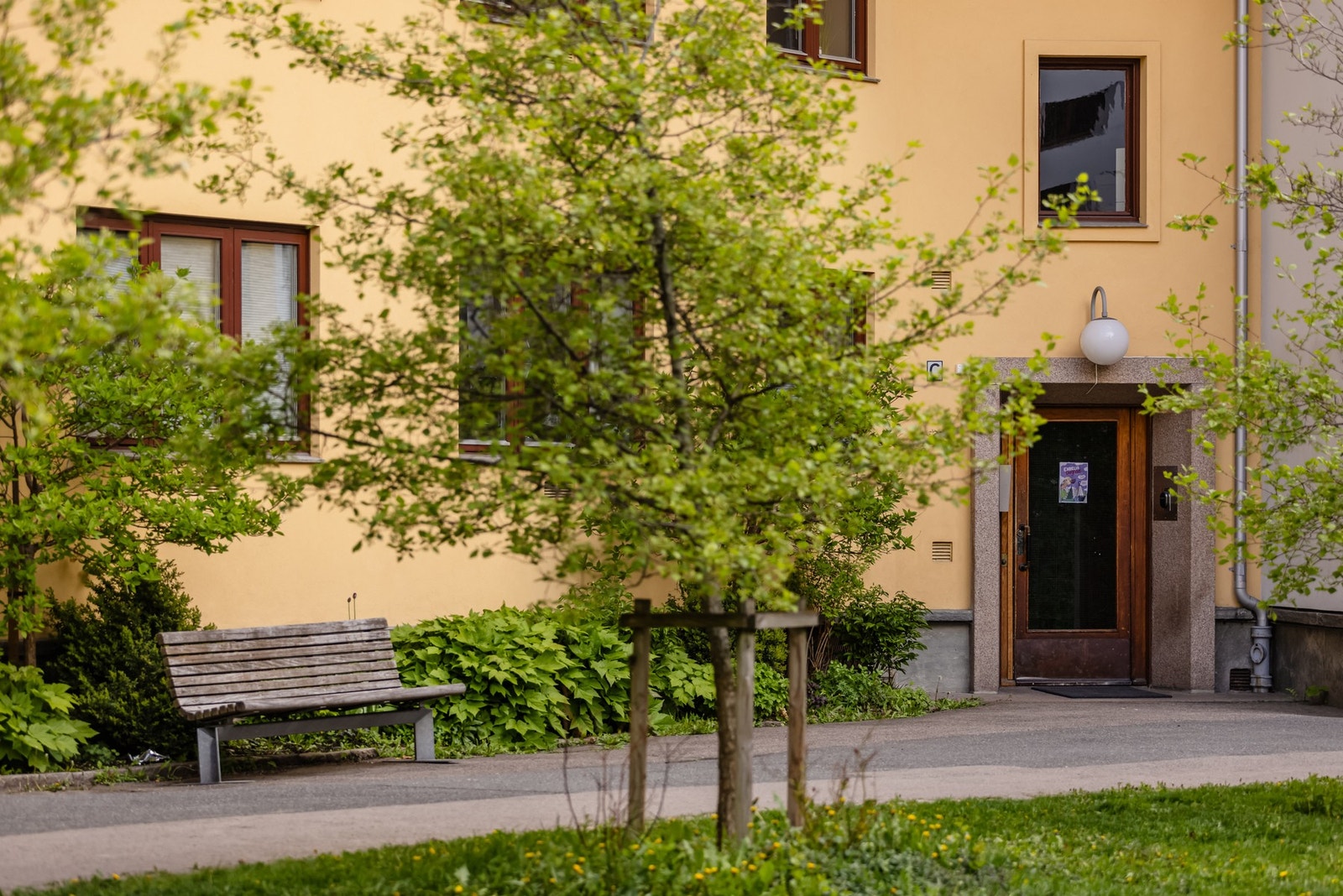 Du tar deg opp til leiligheten i byggets 4. etasje via felles trapperom med heis. Galleribilde