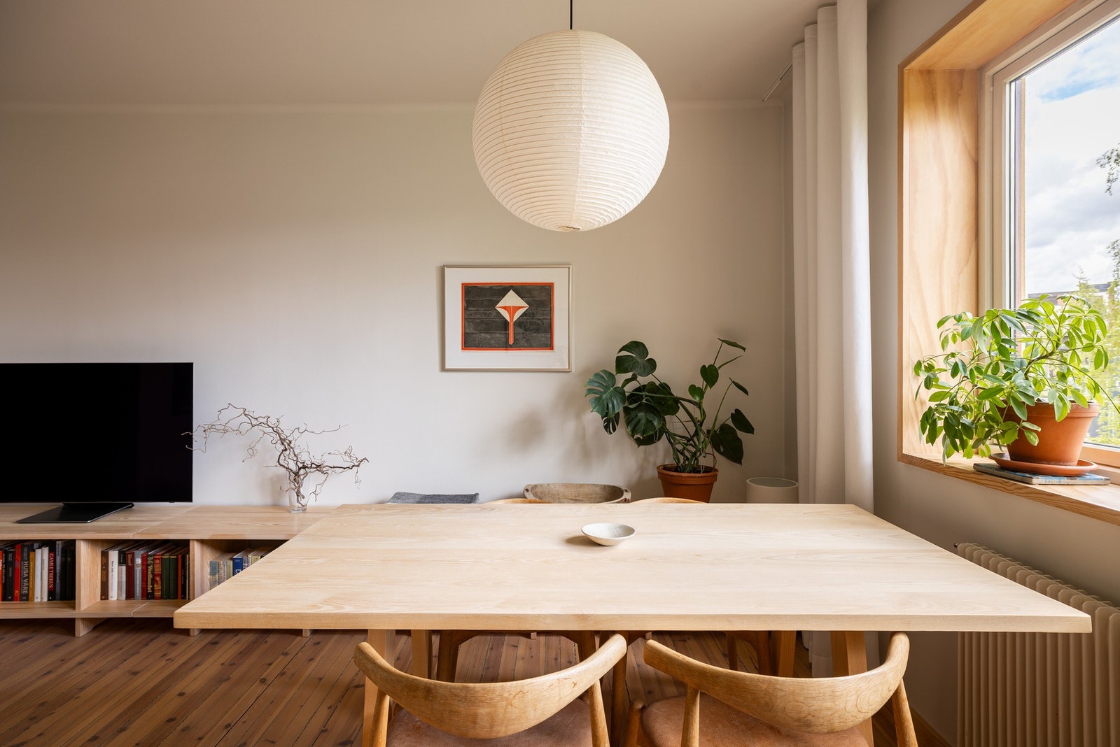Stuen har god standard med heltre gulv og glatte lysmalte overflater. De originale gulvene ble slipt og behandlet med hardvoksolje i 2021. Galleribilde