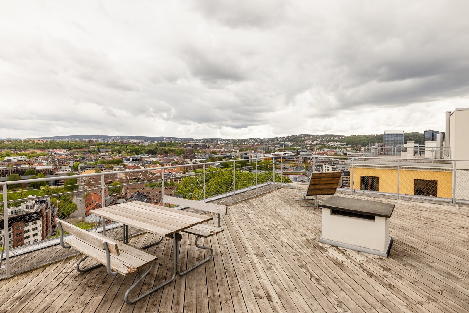 Som beboer har du også tilgang til en stor felles takterrasse med flere ulike sittegrupper. Galleribilde