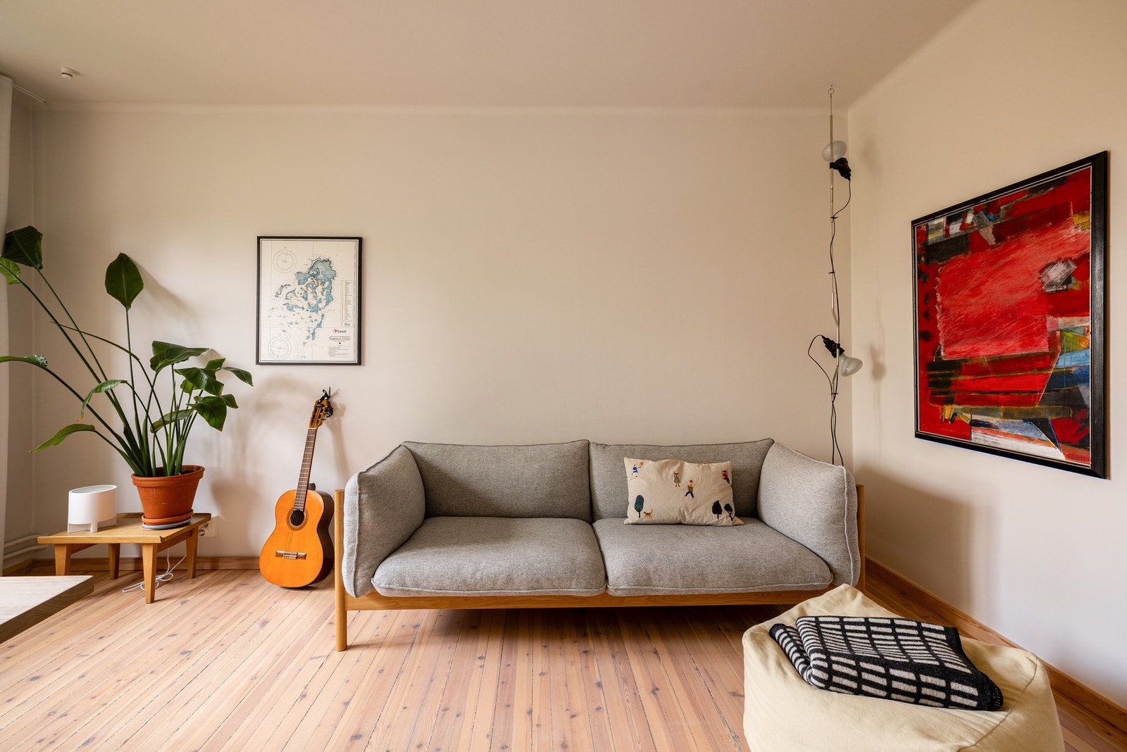 Stuen er romslig med god plass til både sofagruppe med salongbord og et stort spisebord. Galleribilde