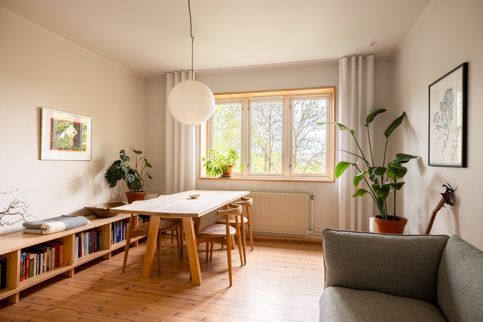 Leiligheten ligger i byggets 4. etasje, og har en gjennomgående og god planløsning med store vinduer og luftig takhøyde. Galleribilde