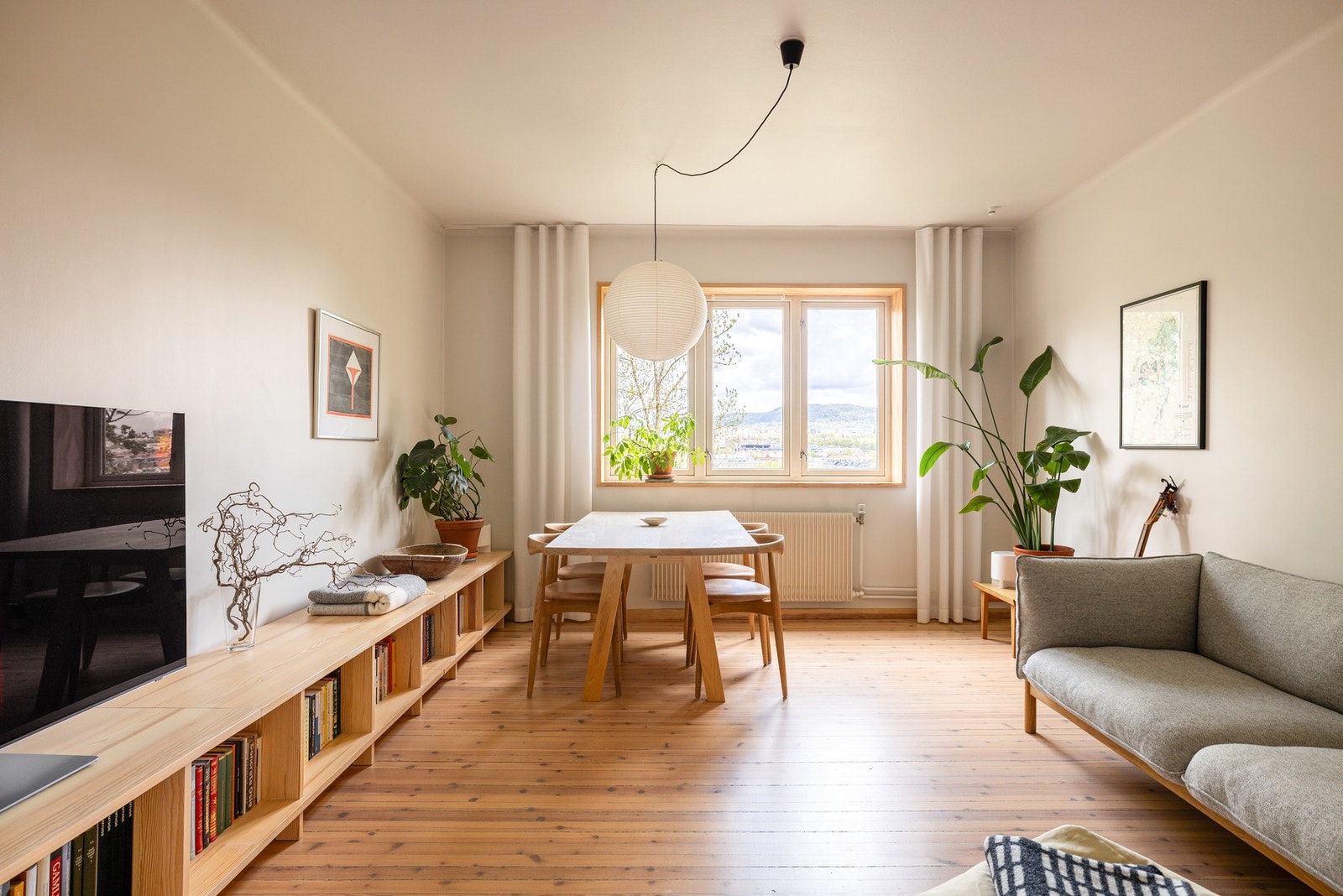En svært lys og delikat 3-roms selveierleilighet med arkitekttegnede løsninger og gjennomgående høy materialkvalitet og fine håndverksdetaljer. Galleribilde
