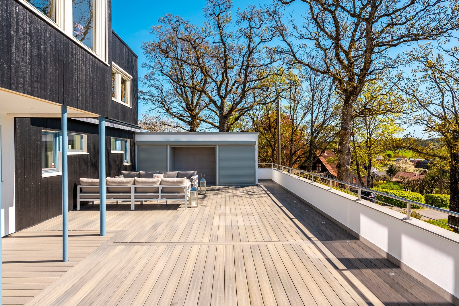 Stor terrasse som innbyr til uteopphold Galleribilde
