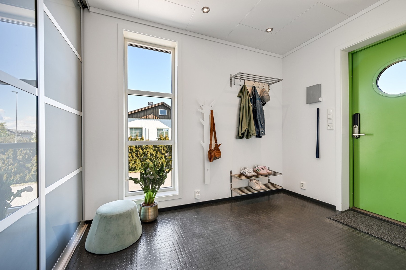 Romslig gang med varmekabler og god plass til yttertøy i skap Galleribilde