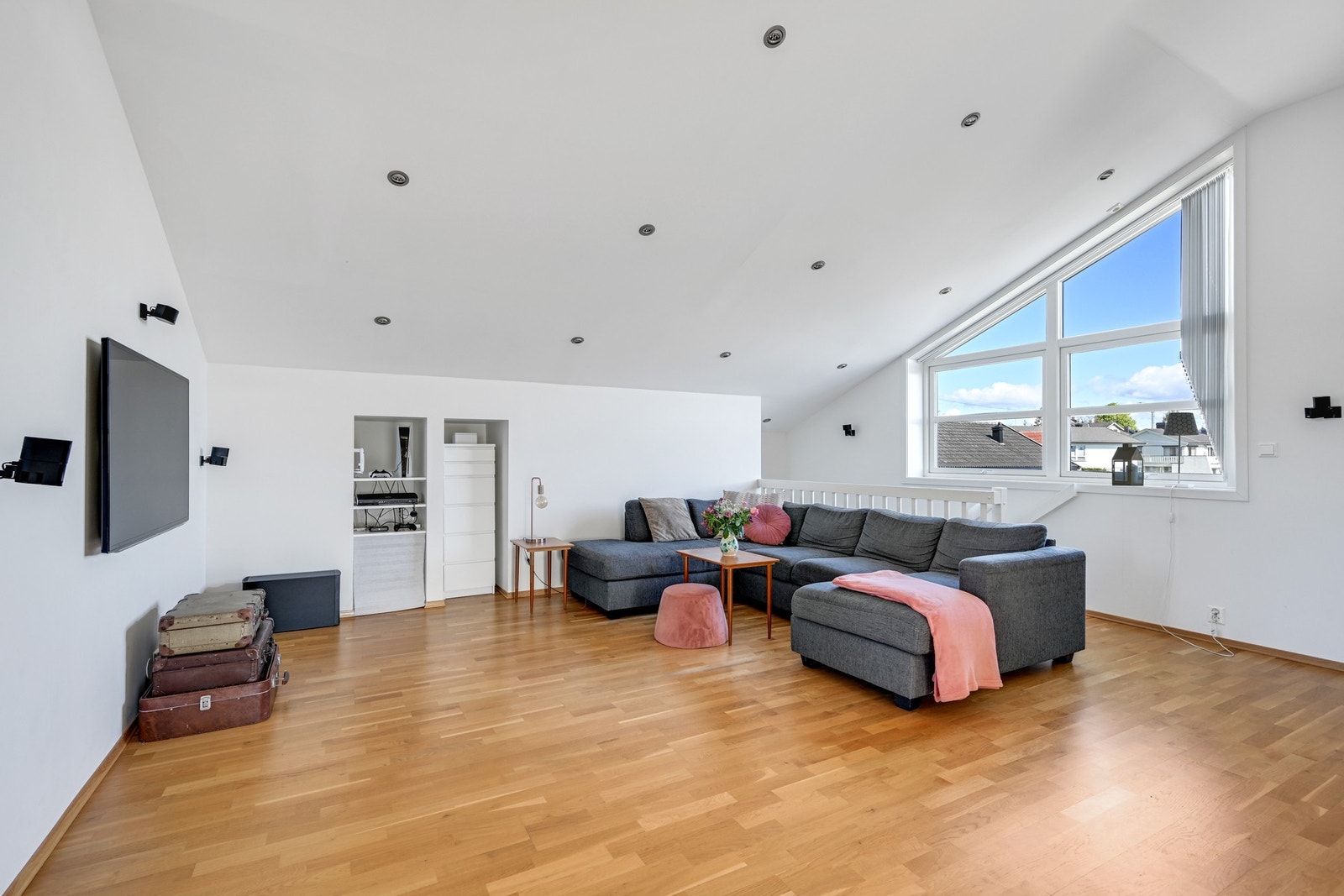 God plass til en romslig sofa Galleribilde