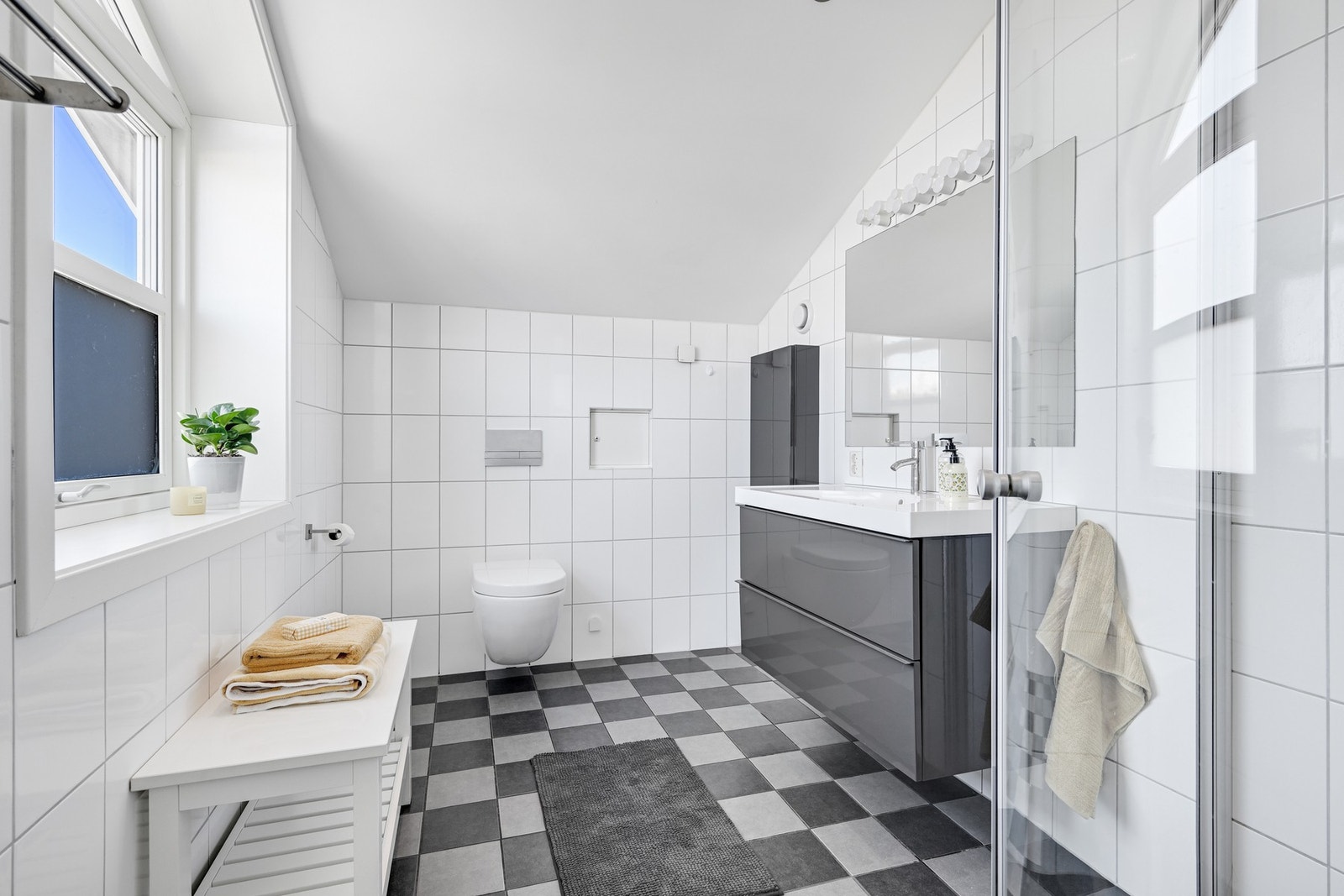 Flott bad i 2. etasje med varmekabler Galleribilde