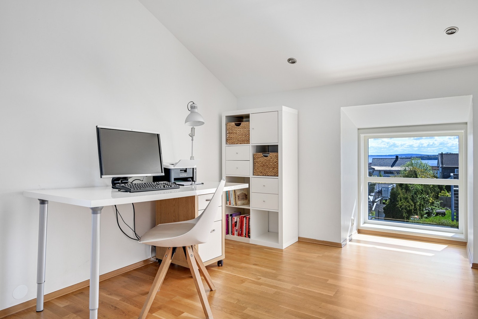 Stor loftstue med egen kontorplass og utsikt Galleribilde
