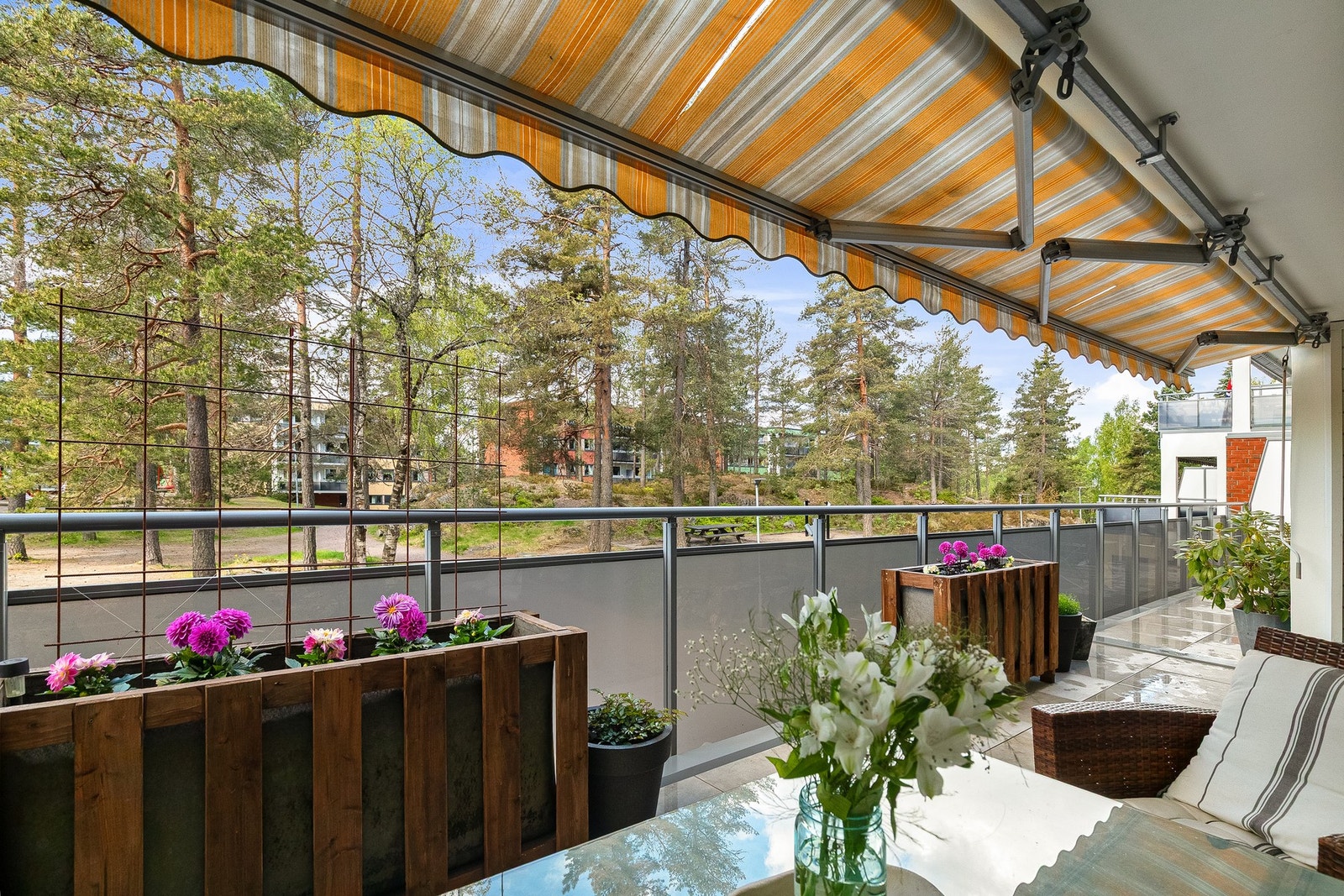 Verandaens størrelse gir en naturlig forlengelse av stuen i sommerhalvåret. Galleribilde