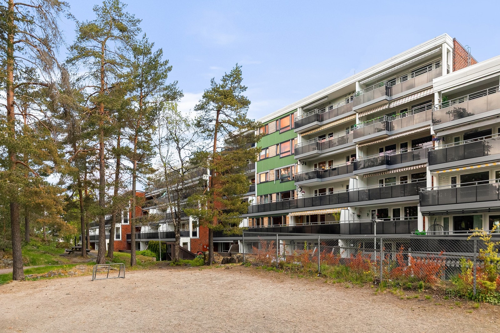 Fasade. Garasjeplass følger leiligheten og gir enkel parkering året rundt. Galleribilde
