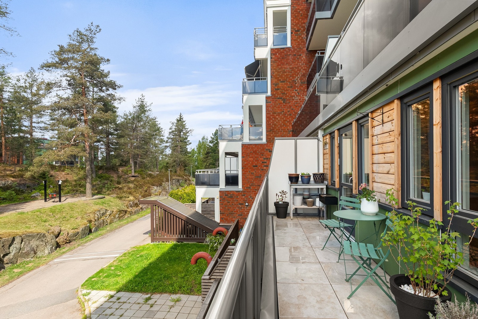 Den romslige verandaen gir gode muligheter for både spisegruppe og loungeområde. Galleribilde