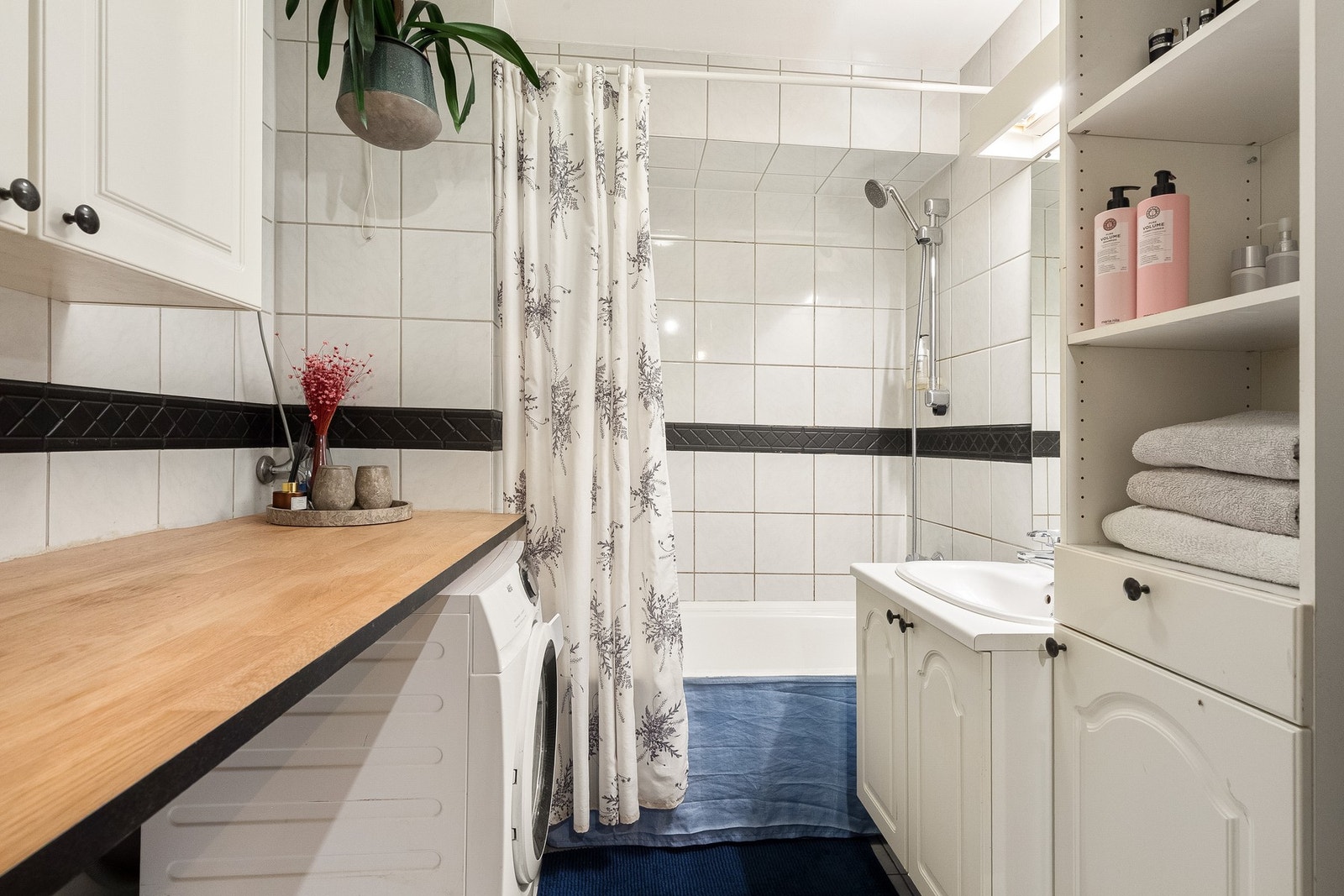 Flislagt bad med opplegg for vaskemaskin. Galleribilde