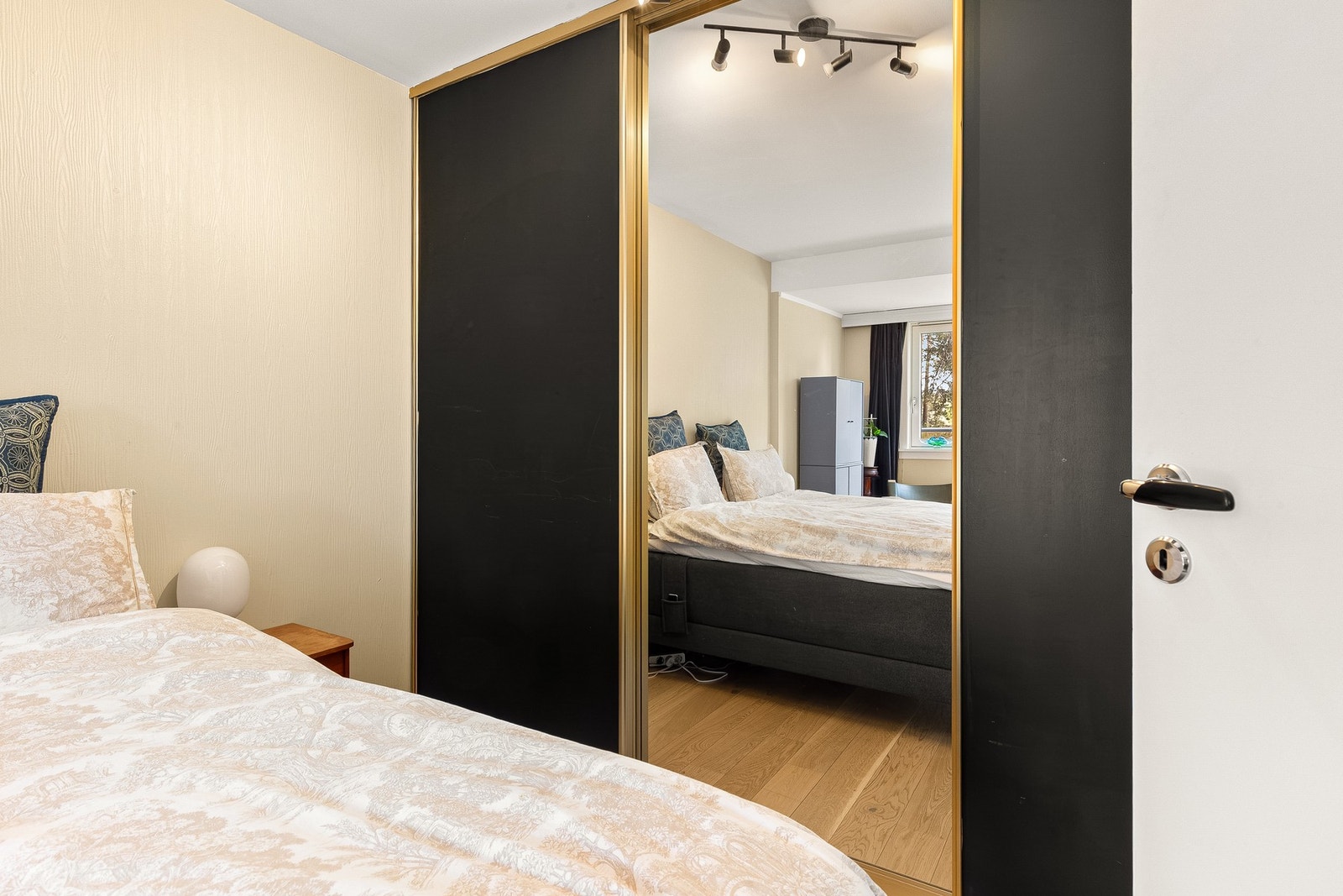 Skyvedørsgarderobe på hovedsoverommet. Galleribilde