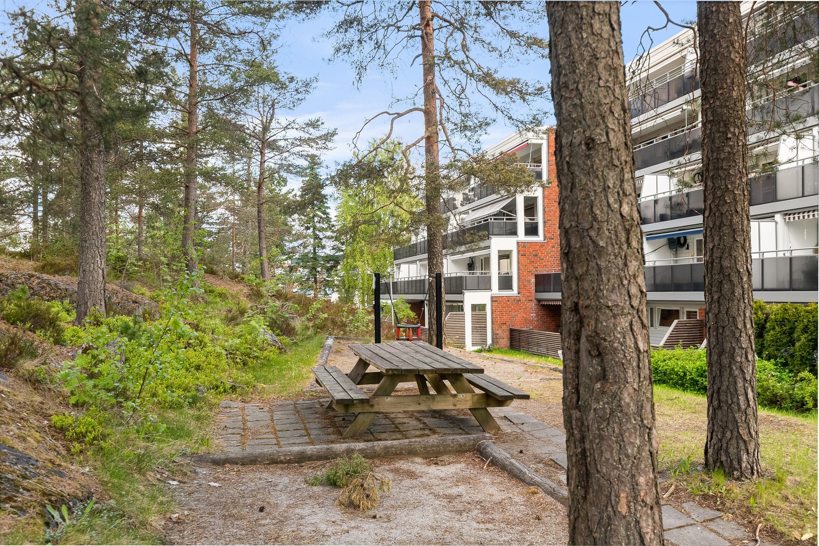 Her bor du i rolige og etablerte omgivelser med grønne fellesarealer rundt bygget. Galleribilde